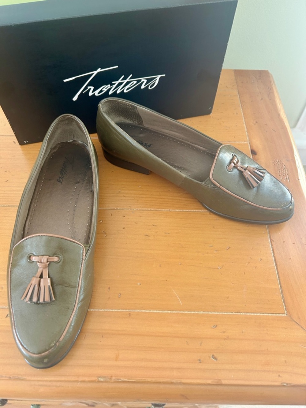 Trotters Loden Green with Tan Tassel Loafer Leather Flats Women's size 8M